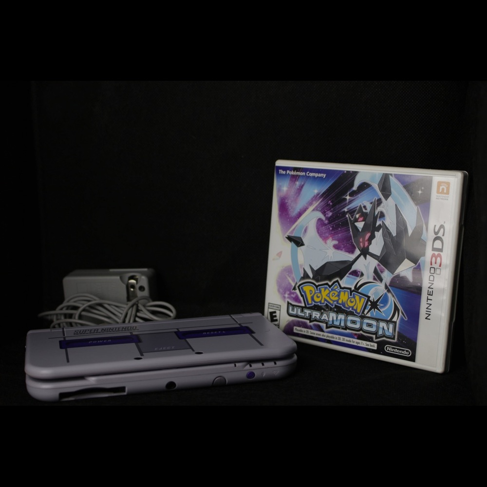 Nintendo 3DS XL Super NES Edition - Pokémon Ultra Moon - Charger